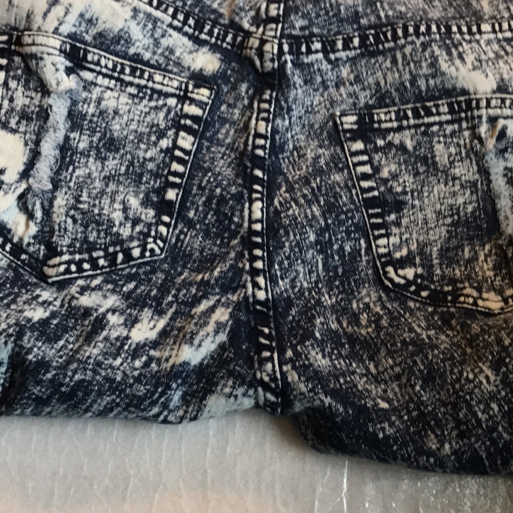 Stonewashed Ripped Jeans - Picture 7 of 9